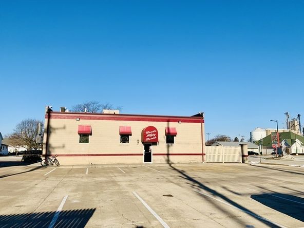MANTENO - INVESTMENT OPPORTUNITY - BAR: 178 N Locust St, Manteno, IL 60950